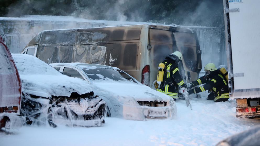 حريق هائل بمنطقة صناعية ألمانية يلتهم 22 سيارة ودراجتين