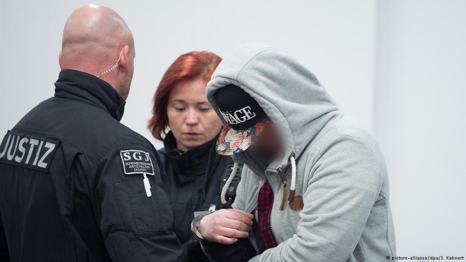 30 شابا تركيا يهاجمون مأوى للاجئين في مدينة ايسلينغن .