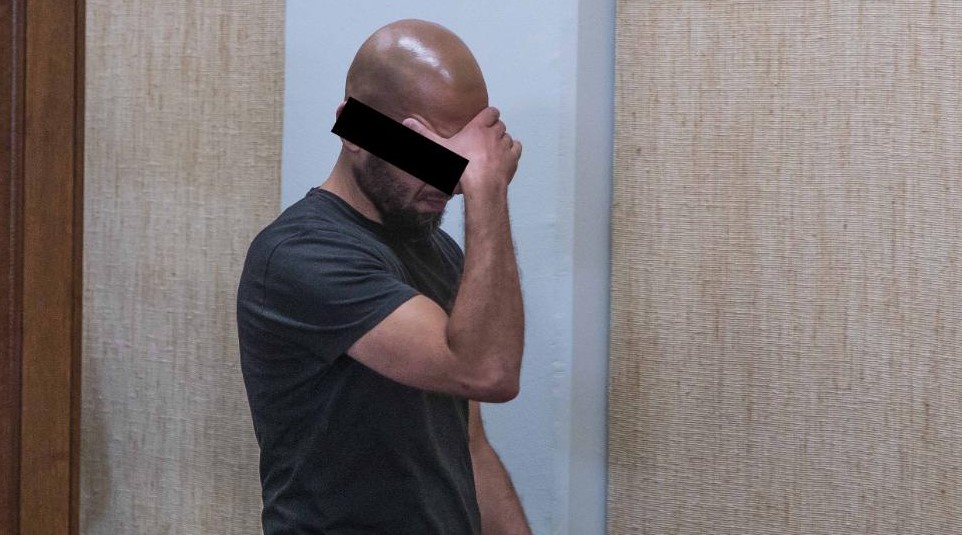 لاجىء أربعيني سوري …