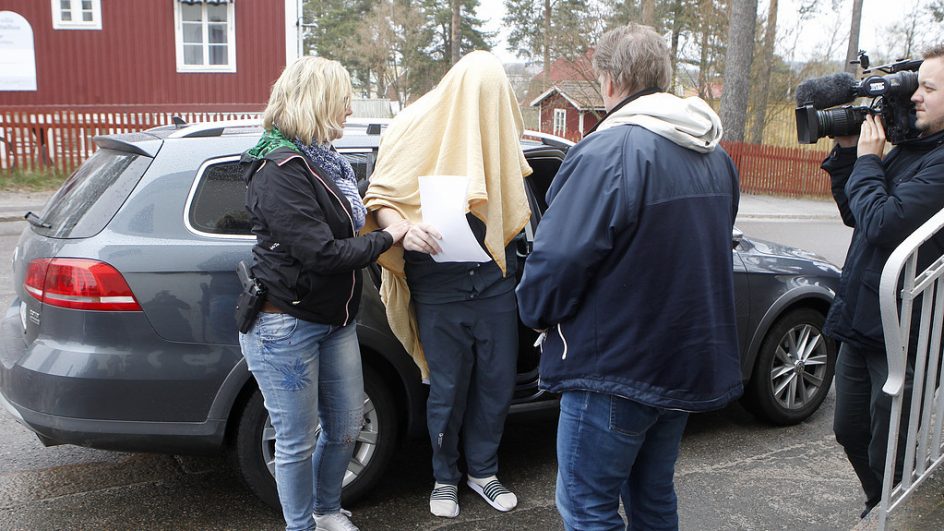 لاحظ ماذا فعل شاب بصديقته حتى حكمت عليه المحكمة بالسجن المؤبد !!!