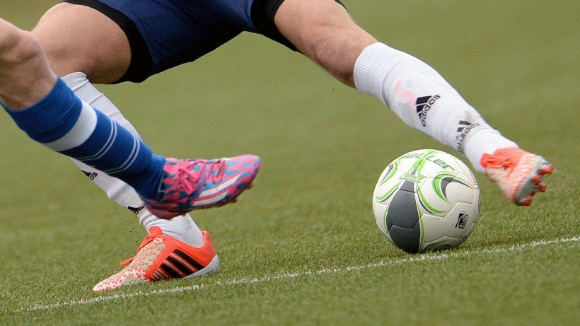 شجار ضخم بين جمهور ولاعبي فريقي كرة قدم بمباراة بدوري المناطق