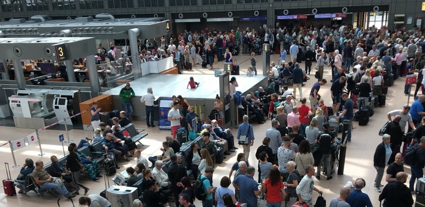 الكهرباء تنقطع بمطار هامبورغ الألماني .. وتتسبب في شل الحركة به