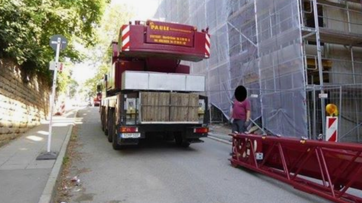 رافعة ألمانية تظهر فجأة في مصر