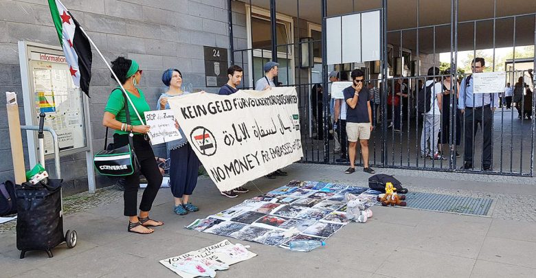 سوريون ينظمون وقفة احتجاجية ضد مكتب الأجانب بألمانيا لمطالبتهم بتقديم جوازات سفر سورية