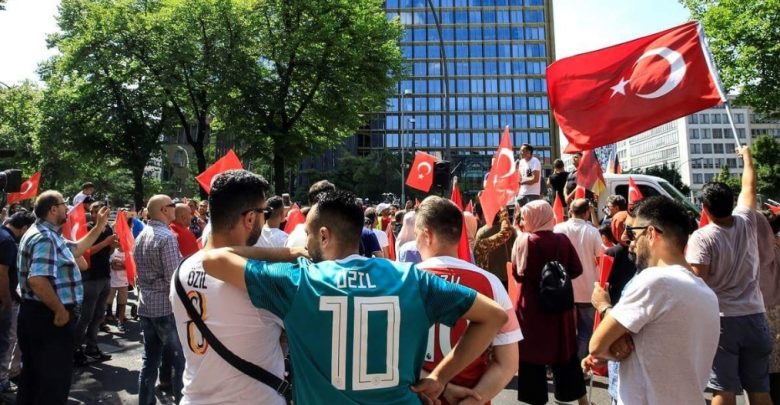 مظاهرة ألمانية تركية ببرلين تضامنا مع أوزيل
