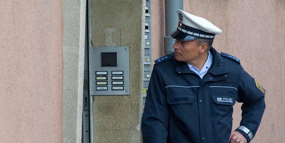 شرطي ألماني يطرق باب المنازل  بحجة التفتيش إلا أنه يفعل ما لم يكن في الحسبان