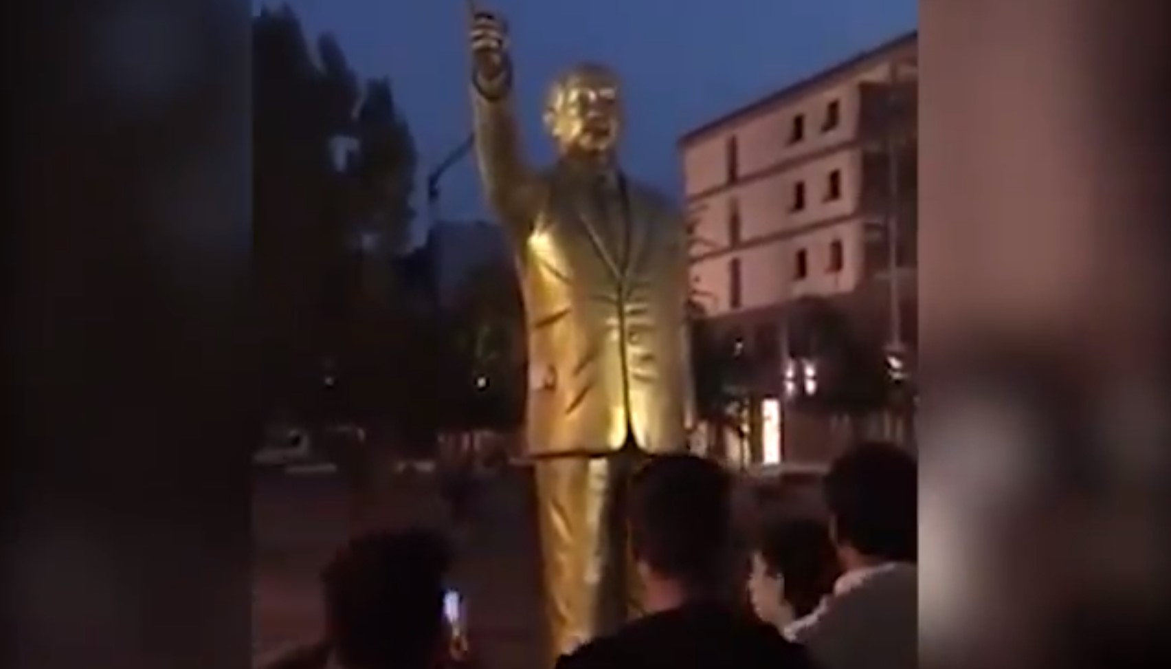 بالفيديو : شاهد تمثال أردوغان وسط مدينة ألمانية