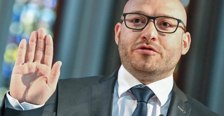 عمدة مدينة وسياسي ألماني يطالب بترحيل السوريين.