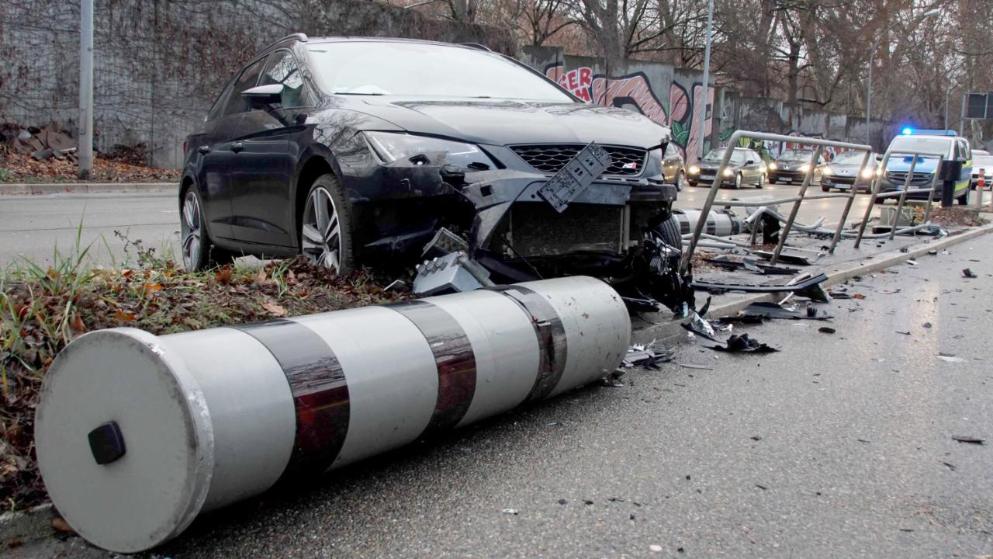 سائق يسير بسرعة و يصطدم بعامود كاميرا لمراقبة السرعة !!! كيف حصل ذلك ؟؟